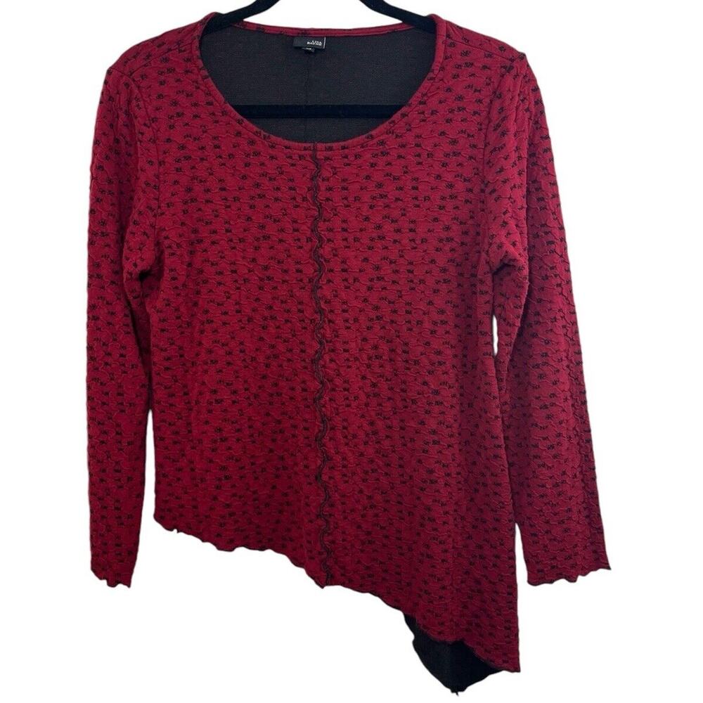 Lisa Bayne textured red & black top with an asymmetrical hem